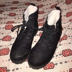 Black fluff lines boots 🌌